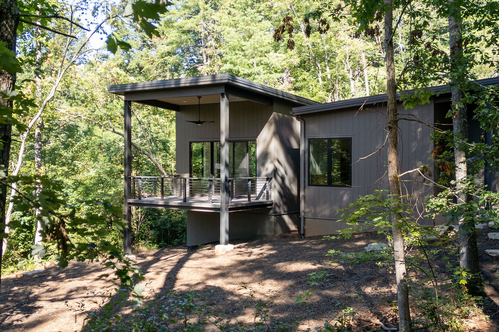 Where calm colors meet forest stillness.A grey deck designed to disappear into nature.